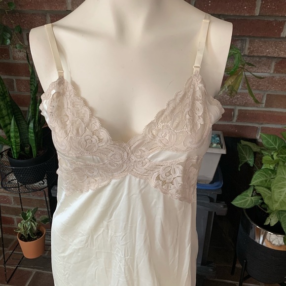 Vtg Vanity Fair lace slip - Picture 3 of 7